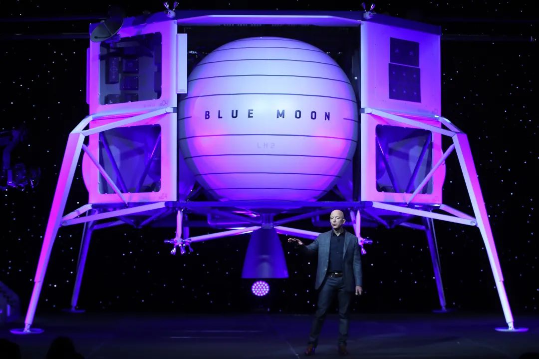 图/视觉中国 亚马逊CEO杰夫·贝佐斯展示其月球着陆器
