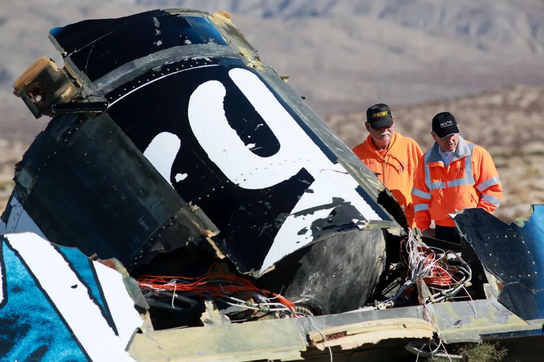 图/视觉中 2014年，美国国家运输安全委员会的工作人员检查“太空船2号”商业载人飞船残骸。