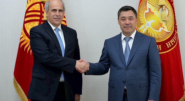 △吉总统扎帕罗夫(右)会见布里安 图片来源:卡巴尔通讯社