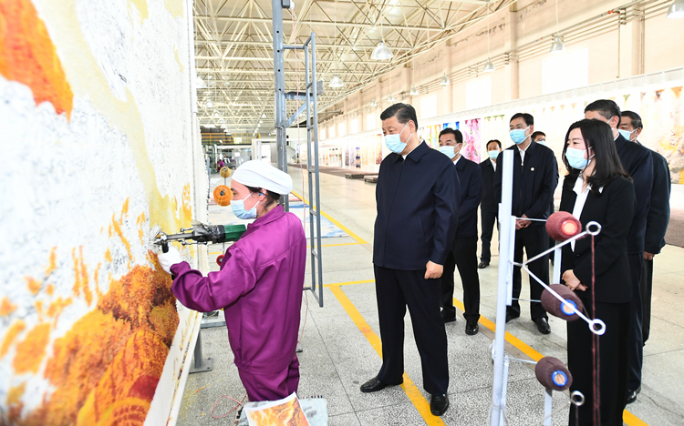 6月7日至9日,中共中央总书记、国家主席、中央军委主席习近平在青海考察。这是7日下午,习近平在青海圣源地毯集团有限公司生产车间考察。新华社记者 谢环驰 摄