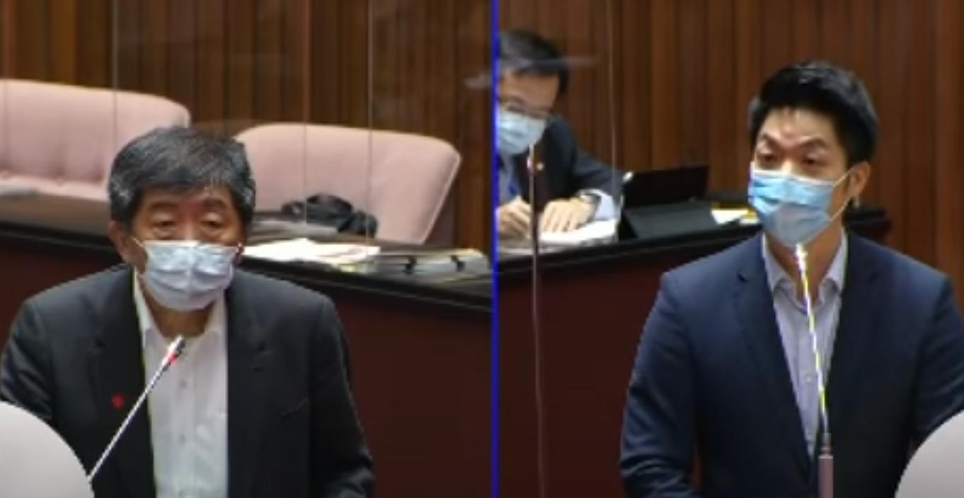 台湾地区流行疫情指挥中心指挥官陈时中(左)回答国民党“立委”蒋万安(右)质询 图源:视频截图