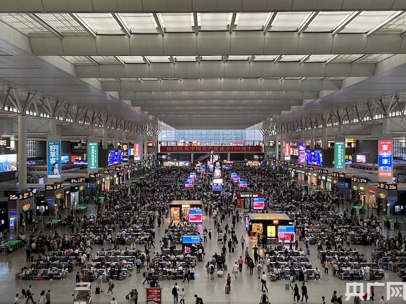 上海虹桥站候车大厅内,旅客们在有序候车(央广网发 于思宵 摄)