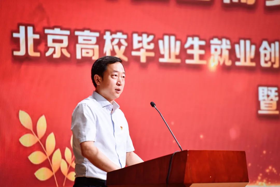 emc全站:北京高校结业生失业守业进步前辈典型百场宣讲流动启动典礼暨首场宣讲流动正在中传盛大举办(图2) emc全站:北京高校结业生失业守业进步前辈典型百场宣讲流动启动典礼暨首场宣讲流动正在中传盛大举办(图2)