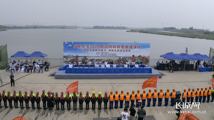 滹沱河综合整治5号水面上的防洪抢险应急救援演练。(资料图)
