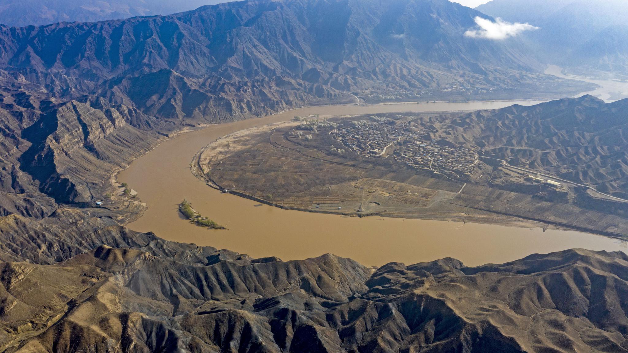 这是位于宁夏中卫市黄河黑山峡河段的南长滩村(无人机照片,2021年4月5