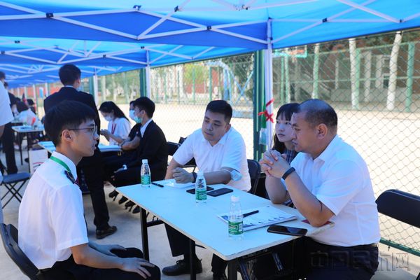学生与面试官交谈(宋嘉懿/摄)