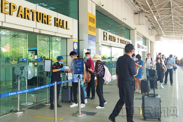 工作人员在候机楼入口处查验旅客健康码珠海机场提醒广大旅客:自2021