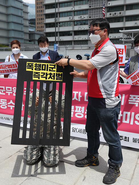 韩国民众假扮美军跪美使馆门外 戴手铐钻“牢房”