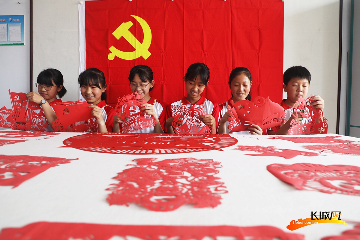 建党100周年学生创意画,100周年建党绘画涂色 6月16日,唐山丰润区七树庄镇七树庄学校开展"红色剪纸献礼建党100周年