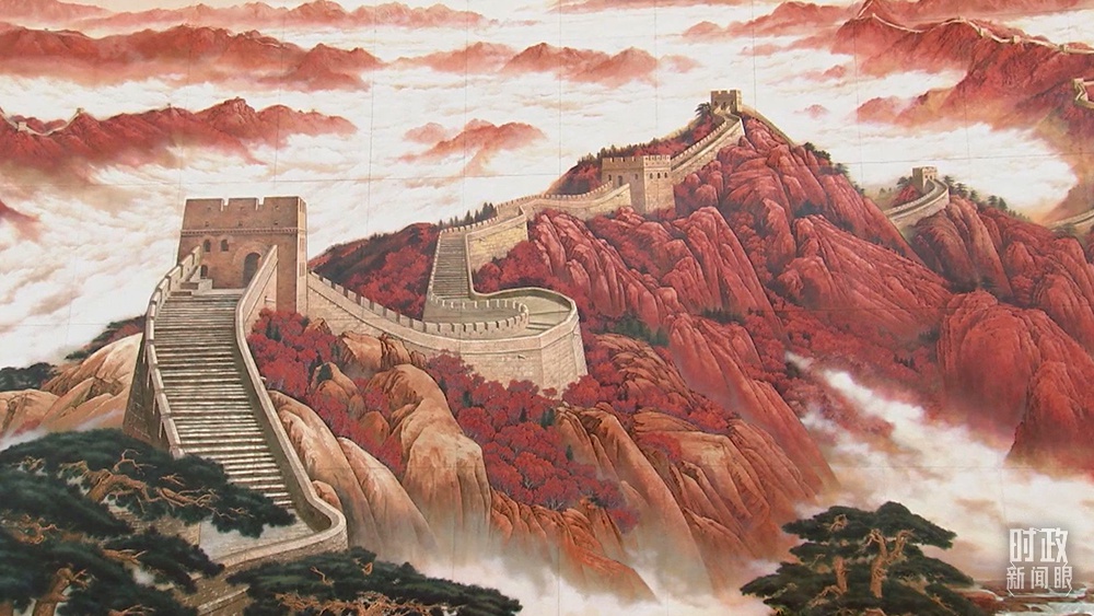 △气势磅礴的长城主题漆画(总台央视记者王策拍摄)