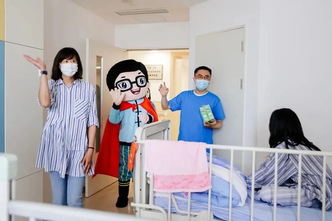 世茂“眼镜哥哥”迎来奥运冠军，为大病患儿送去满满力量与希望|上海市
