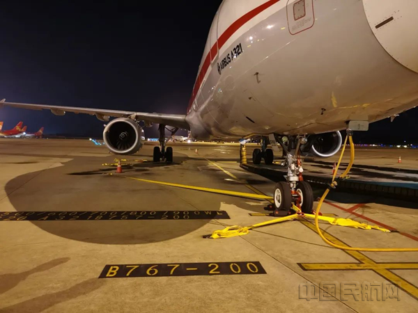 南宁机场联合四川航空公司开展航空器防风系留演练