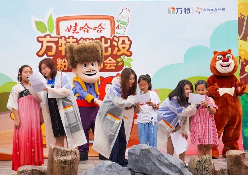 熊出没配音演员亮相绵阳方特熊粉互动欢度六一佳节