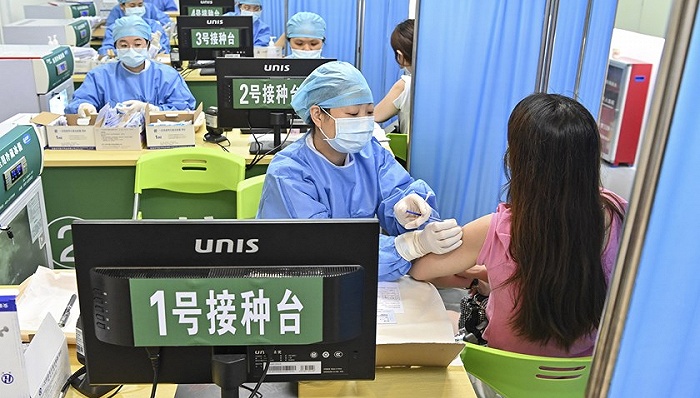 广州市海珠区相关单位正在接种疫苗.图片来源:视觉中国