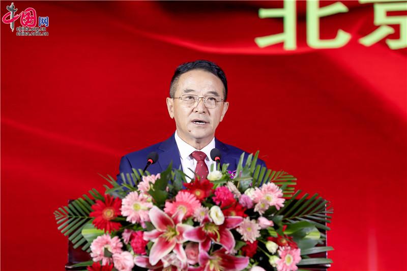 图为北京甘肃企业商会会长王金生做商会十周年工作总结。