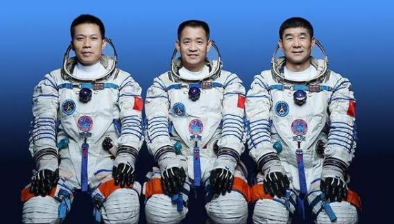 港媒详解中国航天员"天宫"生活 航天员携带的箱子里装