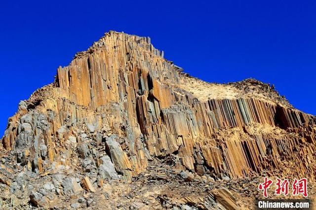 青海发现距今2.2亿年火山岩柱状节理群 酷似"巨锏"立山巅