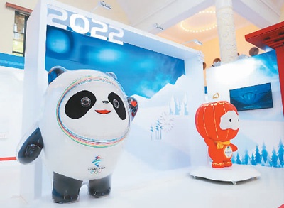 2022北京吉祥物,2022北京冬奥会火炬 2022北京冬奥会和冬残奥会吉祥物冰墩墩,雪容融. 陈玉宇摄(人民视觉)