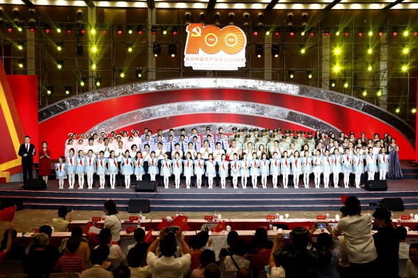关于建党100周年的照片,建党100周年历史照片 普陀区举办庆祝中国共产党成立100周年歌咏大赛展演