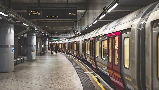 2024年覆盖4g,伦敦地铁终于要有手机信号了!
