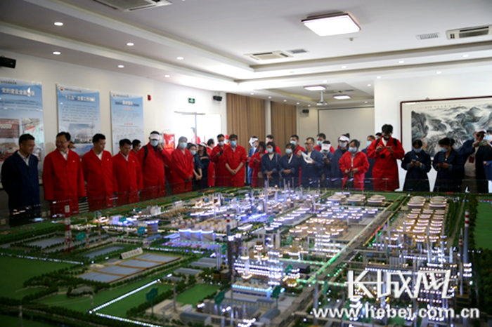 大家参观华北石化科技馆。韩文 摄