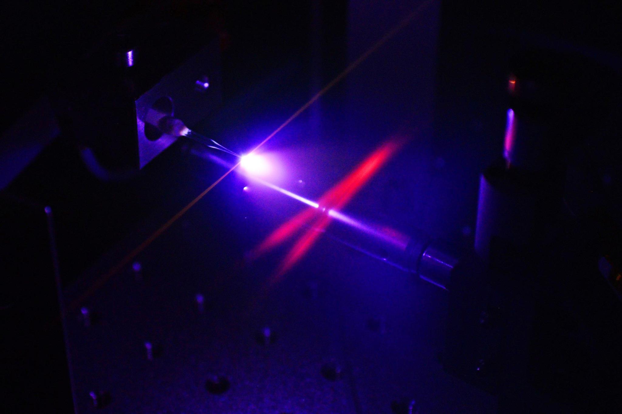 物理学家利用超短激光脉冲探测光辐射的动态变化