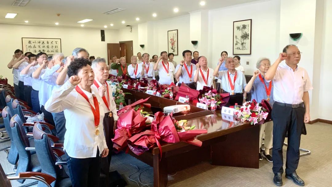向您致敬!“光荣在党50年”