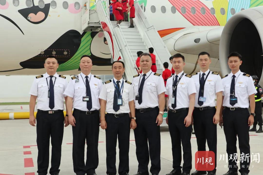 成都天府国际机场正式投运!空地对话现最燃告白:“共祝中国共产党百年华诞!”