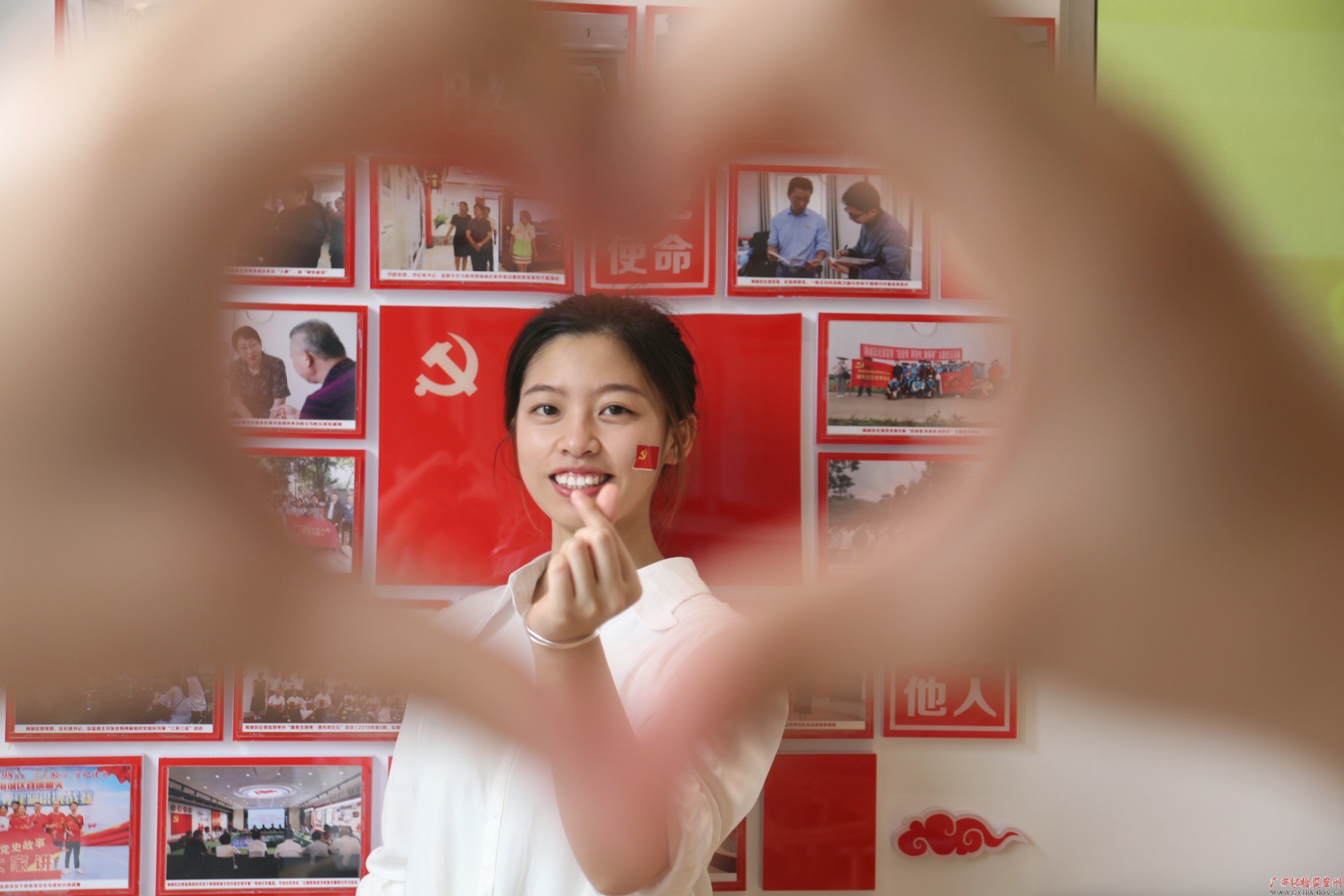 kl开户:我与党旗kl开户合个影