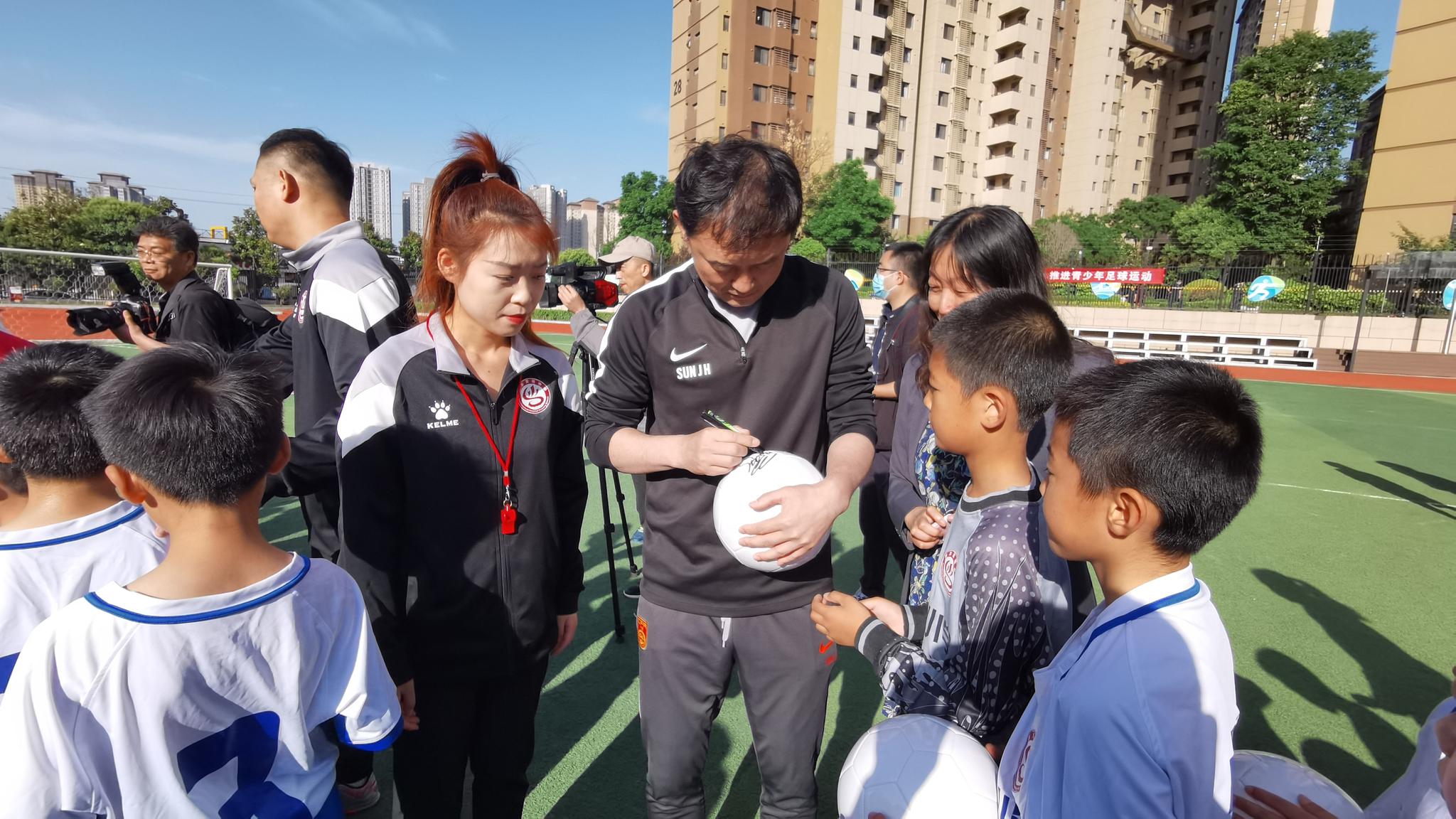 孙继海给小球迷签名。 资料图