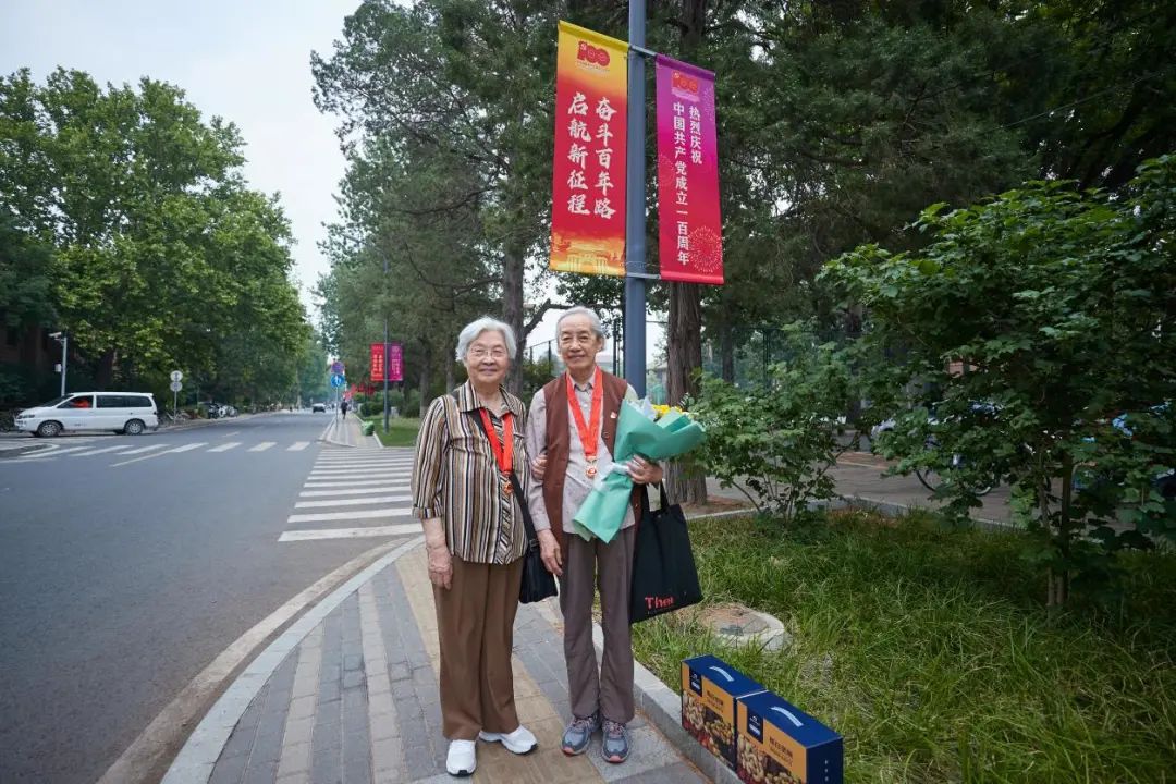 节日欢庆满清华,献礼党的百年华诞!