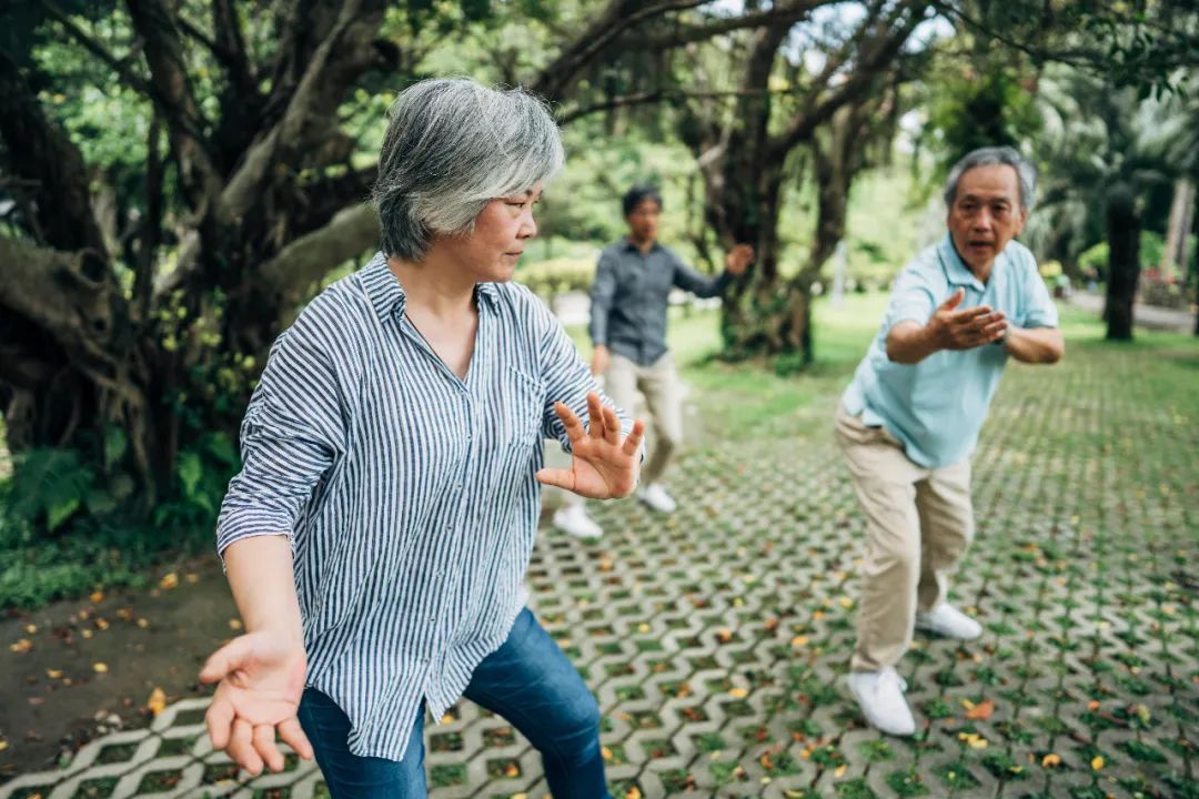 养老院里锻炼的老人(视觉中国供图)