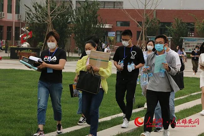 石家庄二中雄安校区考点监考教师进场.刘师豪摄
