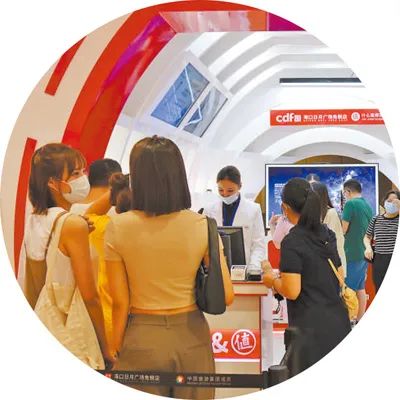 【亚博APP】群众日报点赞海南离岛免税购物:旅客患上实惠 经济添生机(图2) 海南免税店一角。人民日报记者 王欣悦摄