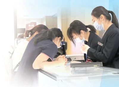 【亚博APP】群众日报点赞海南离岛免税购物:旅客患上实惠 经济添生机(图3) 游客在海口日月广场免税店内挑选商品。人民日报记者 王欣悦摄
