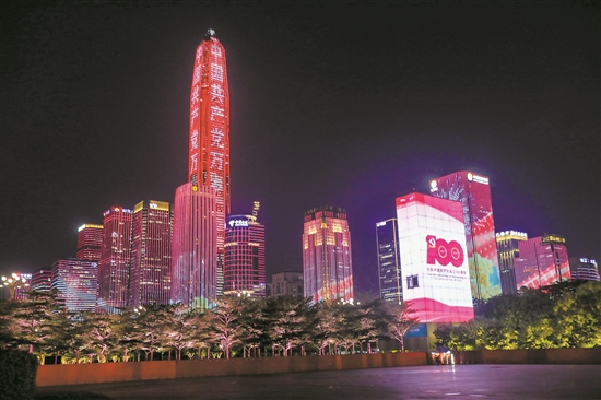 定格于璀璨城市夜景之上,由无人机组成的建党百年官方标志以及在空中
