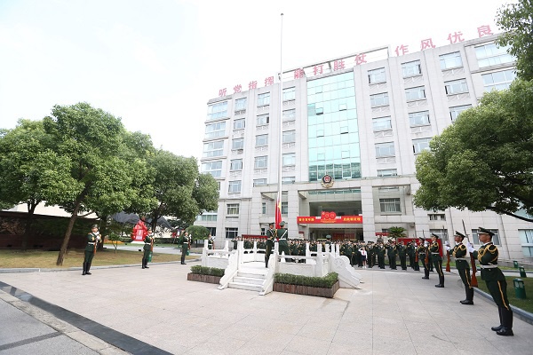 图说:武警上海总队执勤一支队党员官兵用庄严的仪式表达对建党100周年
