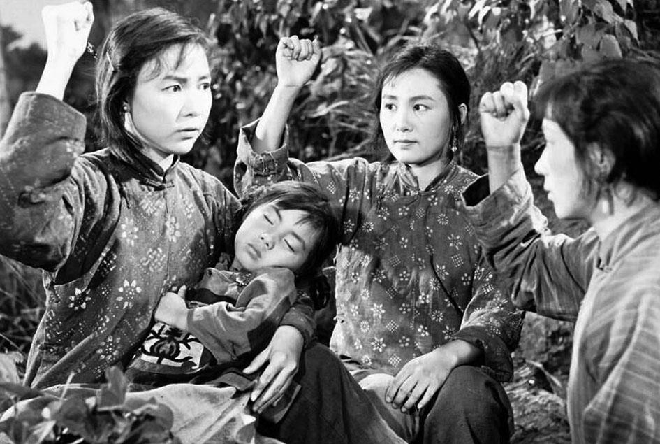 田华(左一)在电影《党的女儿》中扮演李玉梅
