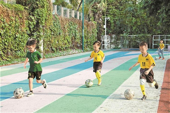 ▲深圳外国语小学学生课后参加足球培训。资料图