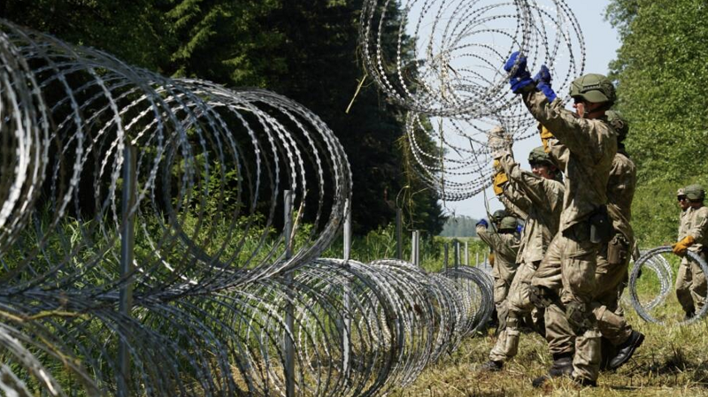 立陶宛在边境修建铁丝网以阻止难民从白俄罗斯入境