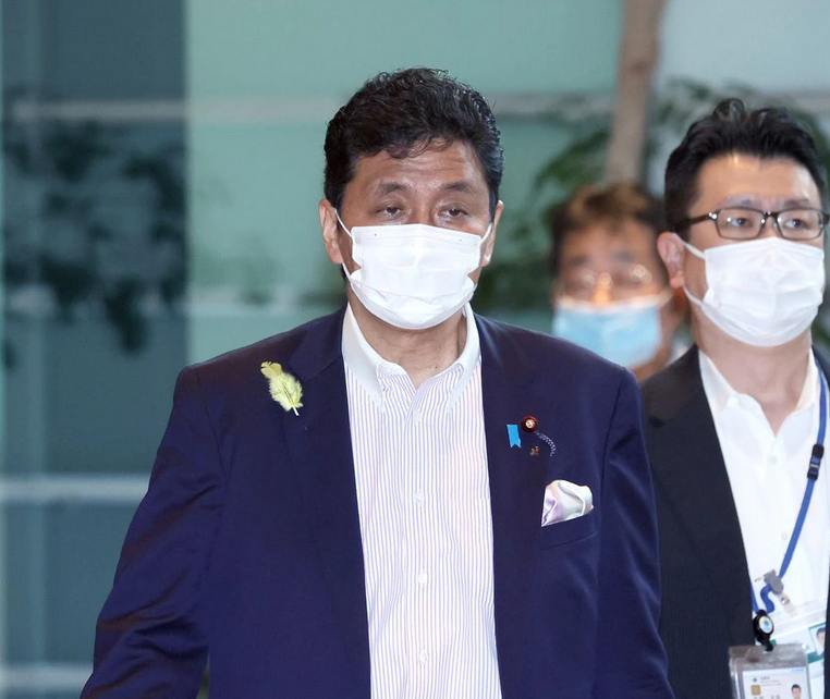 日本防卫大臣岸信夫(图自《产经新闻》)