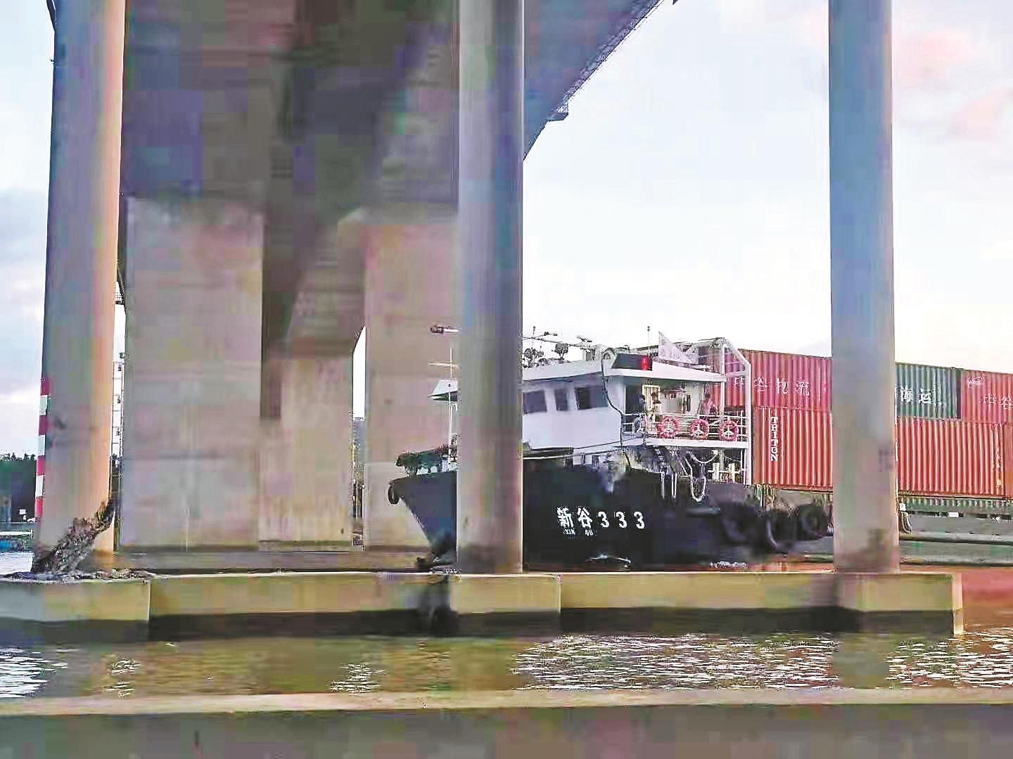  “新谷333”船只碰撞北斗大桥，一桥柱底端出现明显裂痕 广州海事局供图