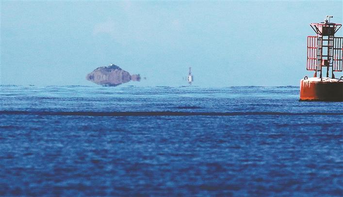 7月15日，深晚记者在大鹏湾拍到的海市蜃楼景象。 深圳晚报记者 李晶川 摄