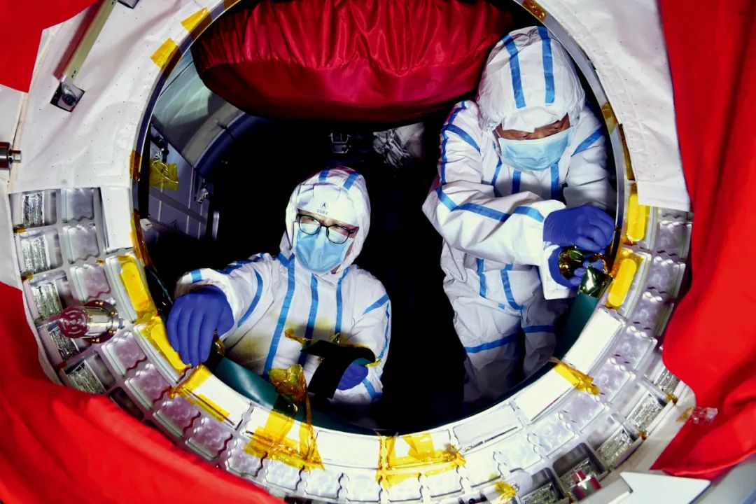  工作人員參與天和核心艙的研制。
