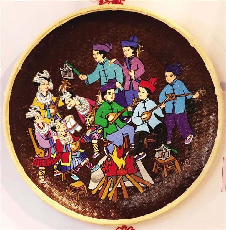 侗族簸箕画《欢唱新生活 吴凡宇
