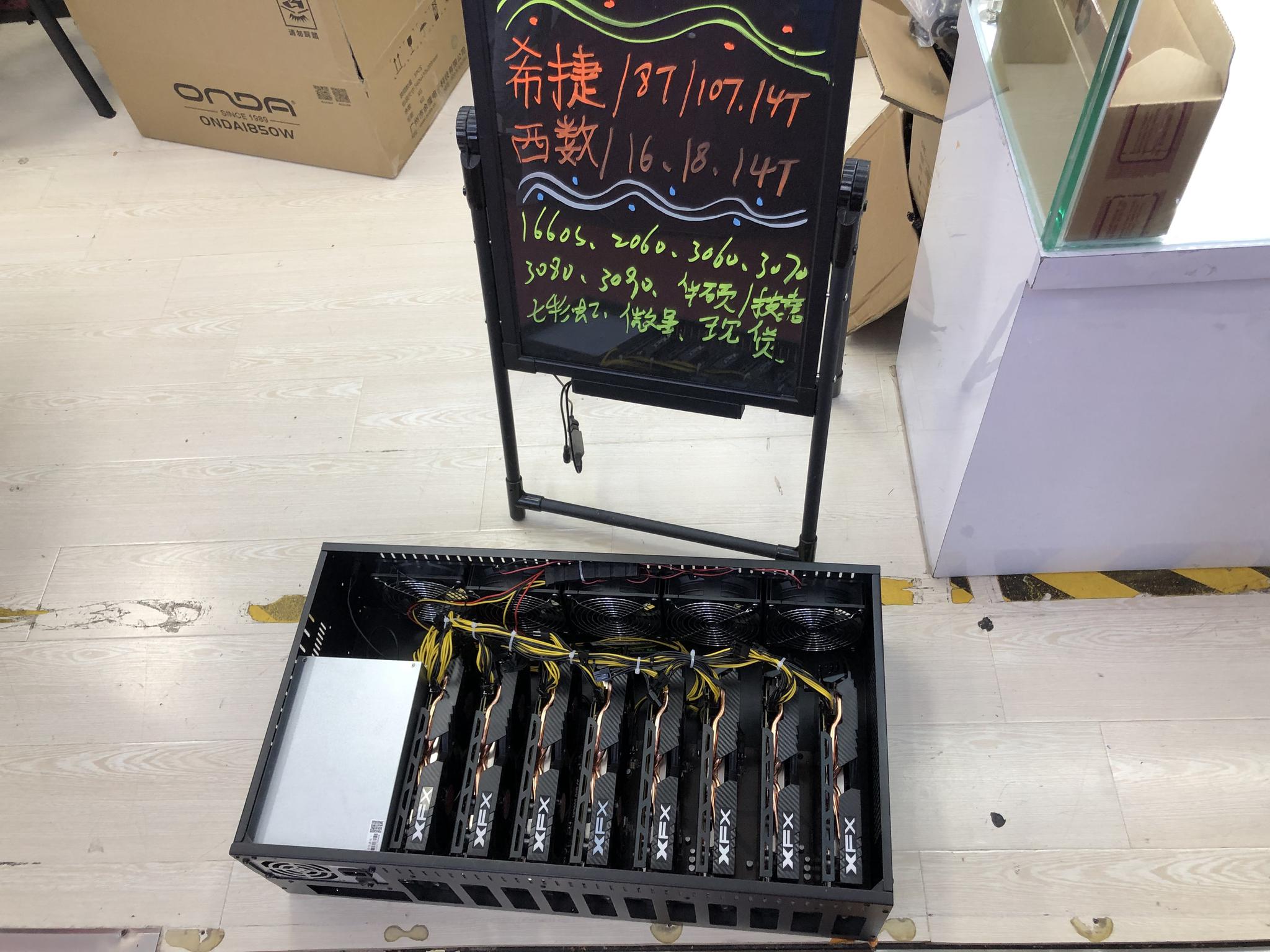 深圳華強北一家賣礦機和顯卡的店鋪門口,所有熱門型號都標有現貨。(圖片來源:時代周報記者 攝)