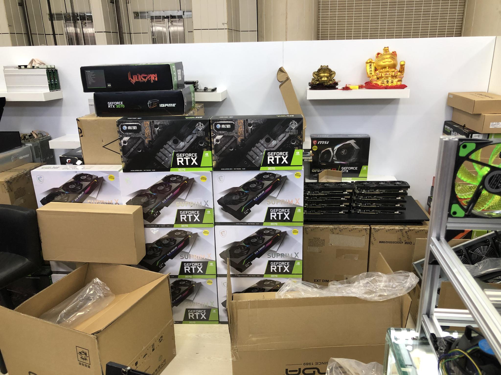 在深圳華強北電子市場,熱門顯卡在店內堆積成一座座小山。(圖片來源:時代周報記者 攝)