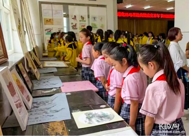 100周年建党绘画一年级,一年级的100周年简笔画 风格多样,异彩纷呈,是遵化市少年儿童庆祝建党100周年系列活动的重要