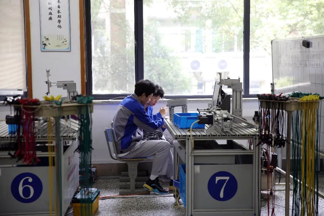 杭州市中策职业学校机械班的学生在上实践课(于楚众 摄)