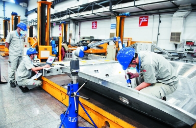 南京雷尔伟新技术股份有限公司生产车间内,工作人员正在生产高铁轨道